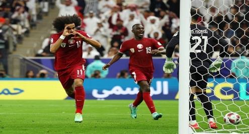 بطل مشهد الختام والافتتاح.. أكرم عفيف يسجل أول أهداف أمم آسيا أمام لبنان (فيديو)